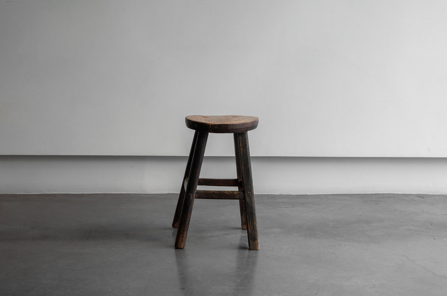 Taburete en madera de olmo