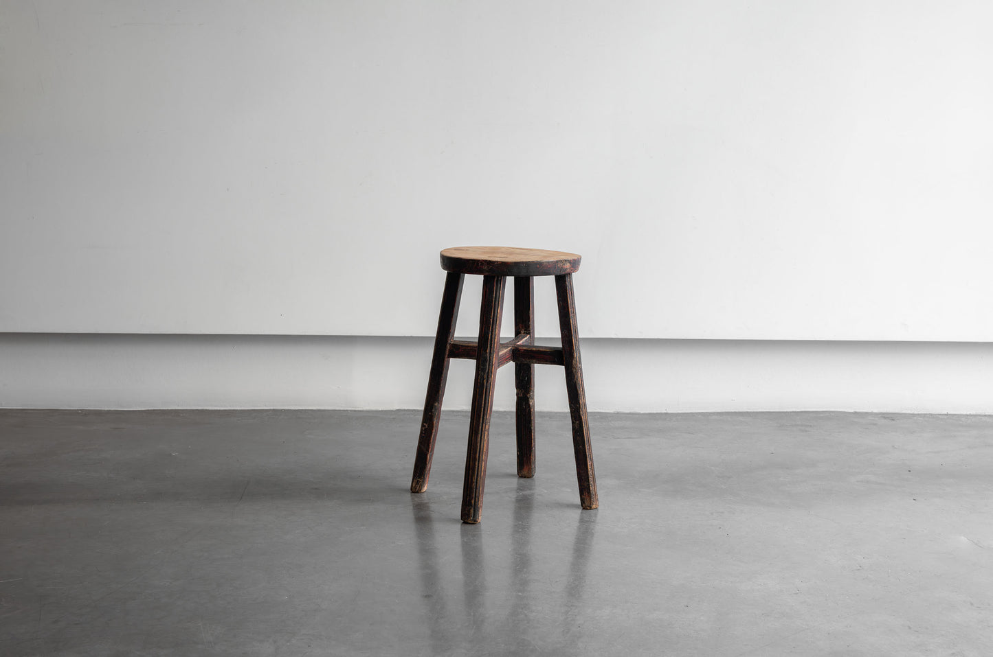 Taburete en madera de olmo