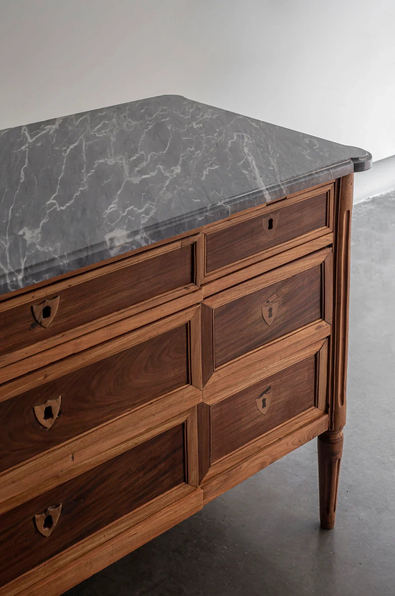 COMMODE À TIROIRS EN NOYER