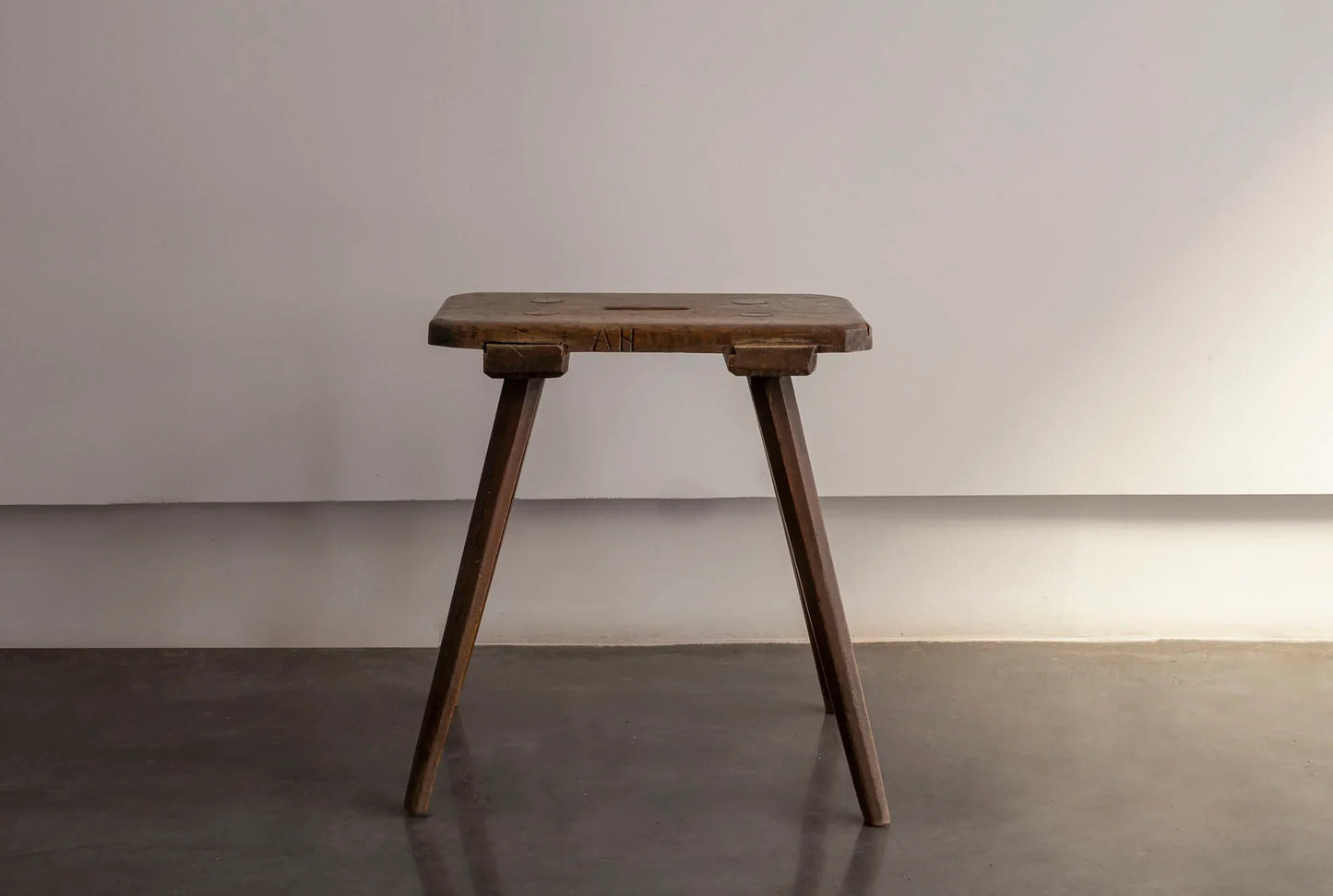 TABOURET EN NOYER