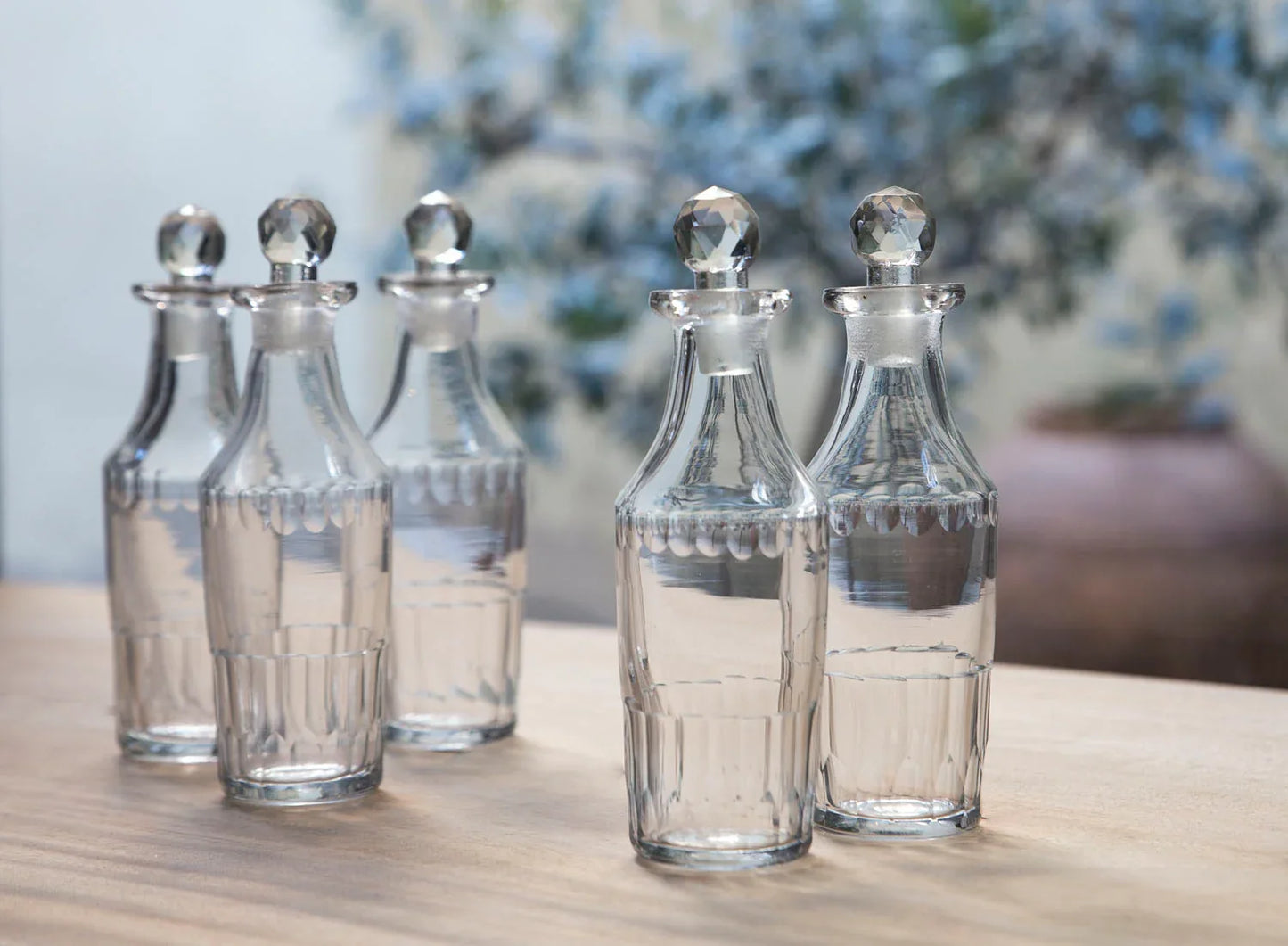 BOUTEILLES EN VERRE À FACETTES