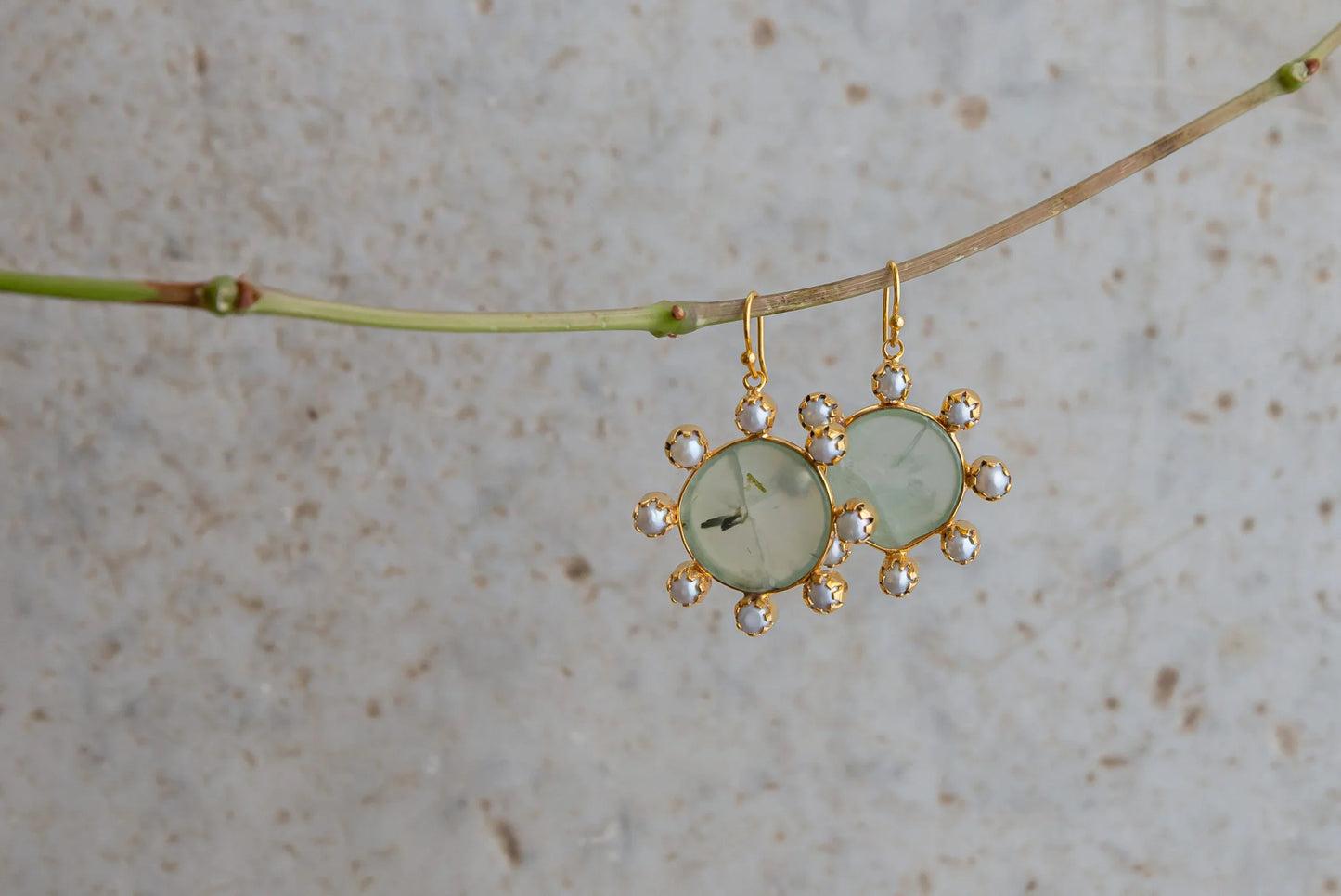 BOUCLES D'OREILLES RONDES AVEC PRÉHNITE ET PERLES