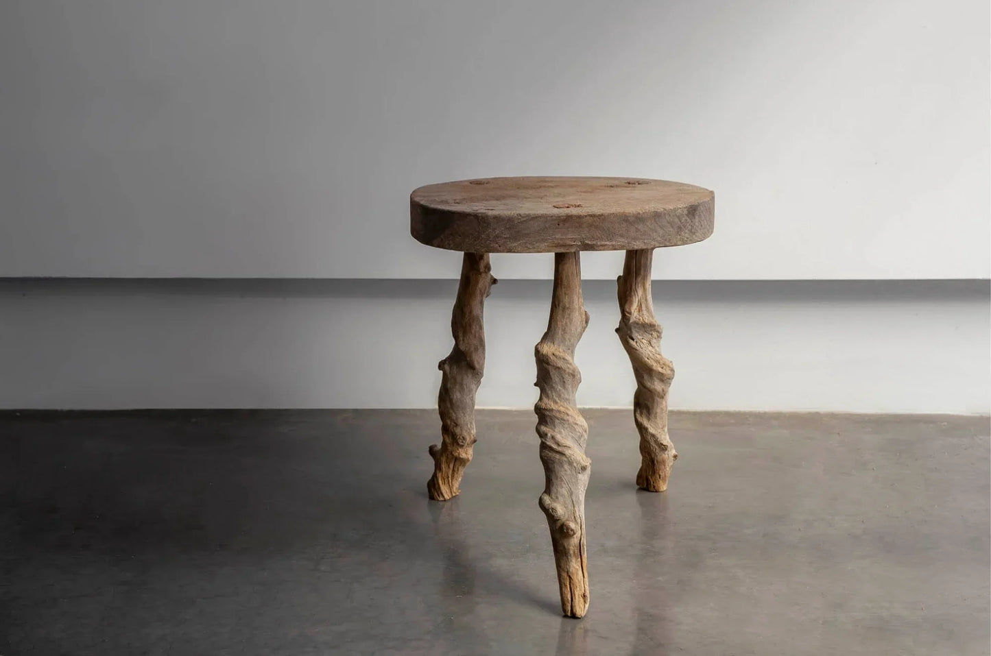 TABURETE CON PATAS HELICOIDALES