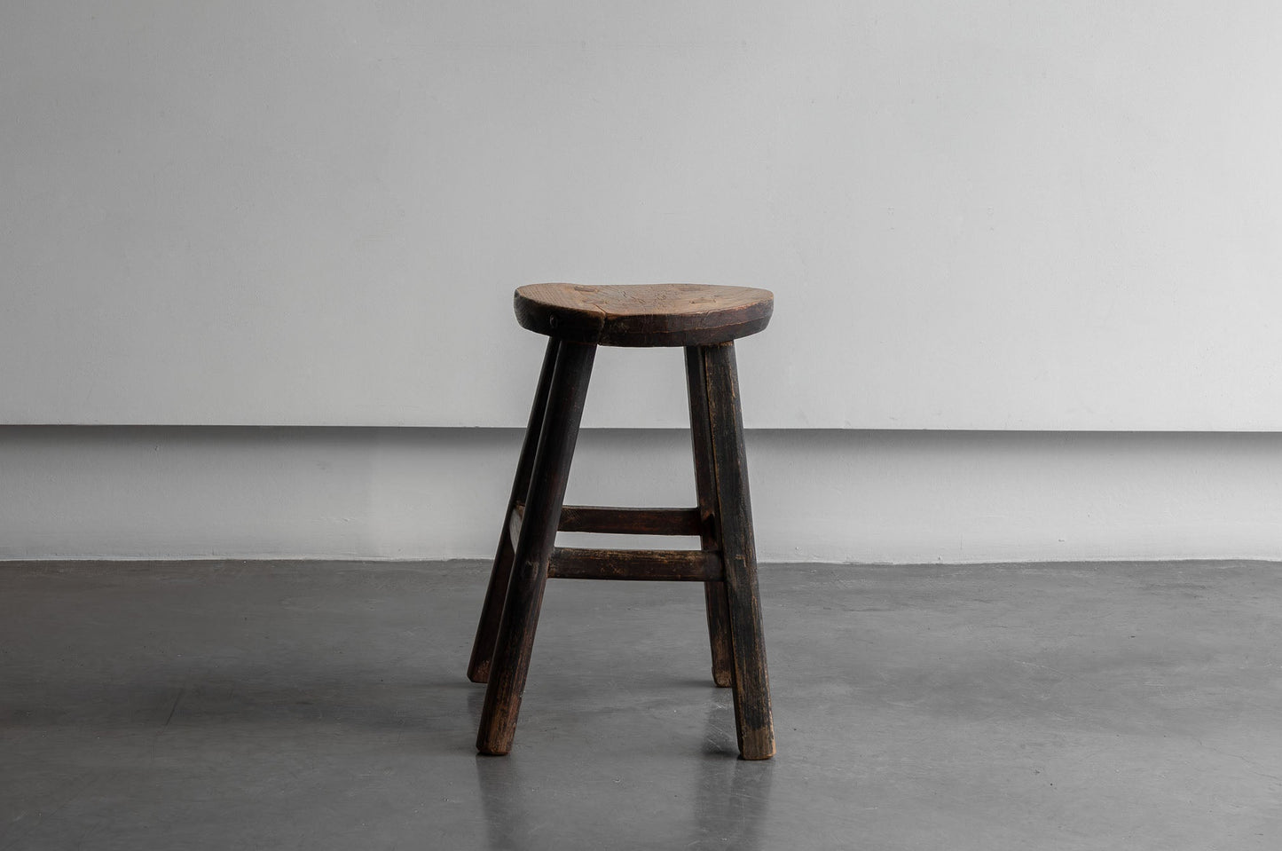 Taburete en madera de olmo