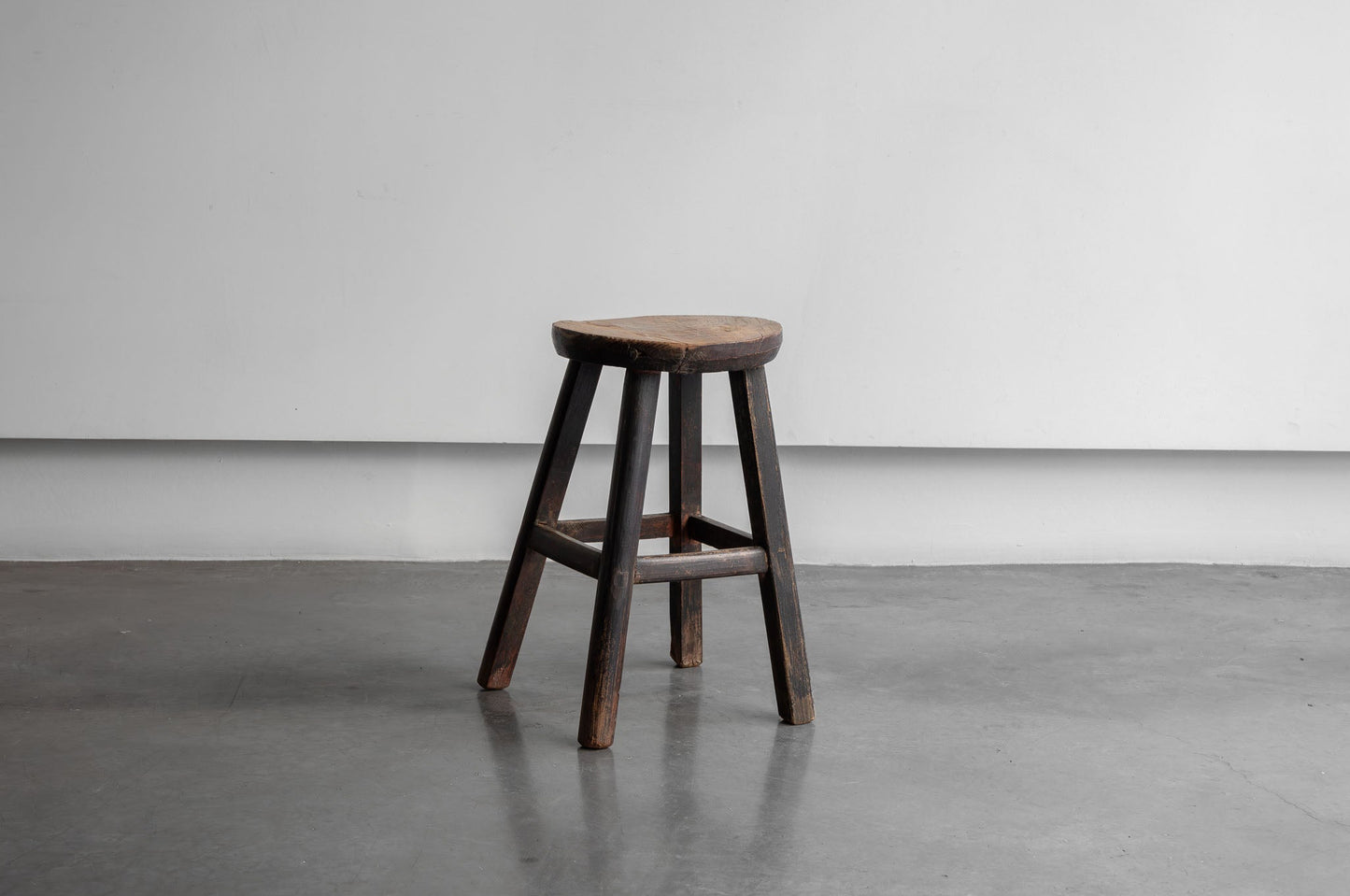 Taburete en madera de olmo