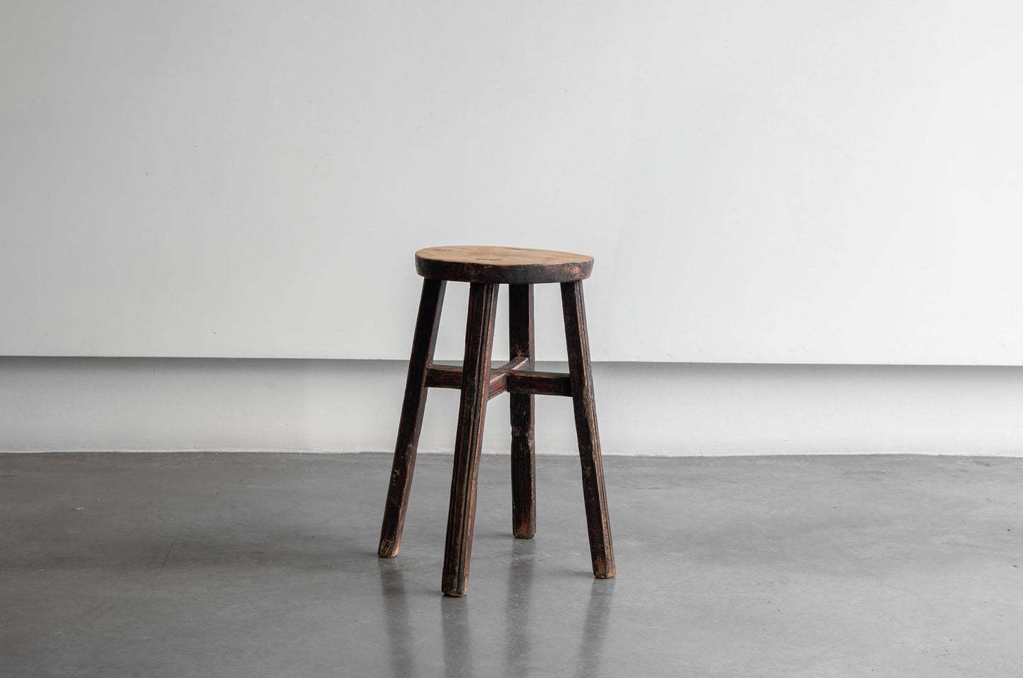 Taburete en madera de olmo