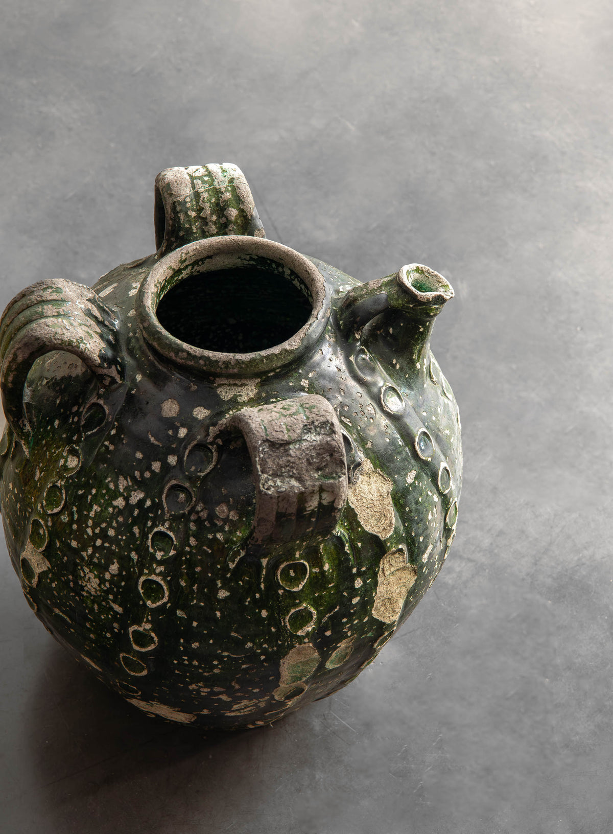 Jarra de terracota esmaltada en verde