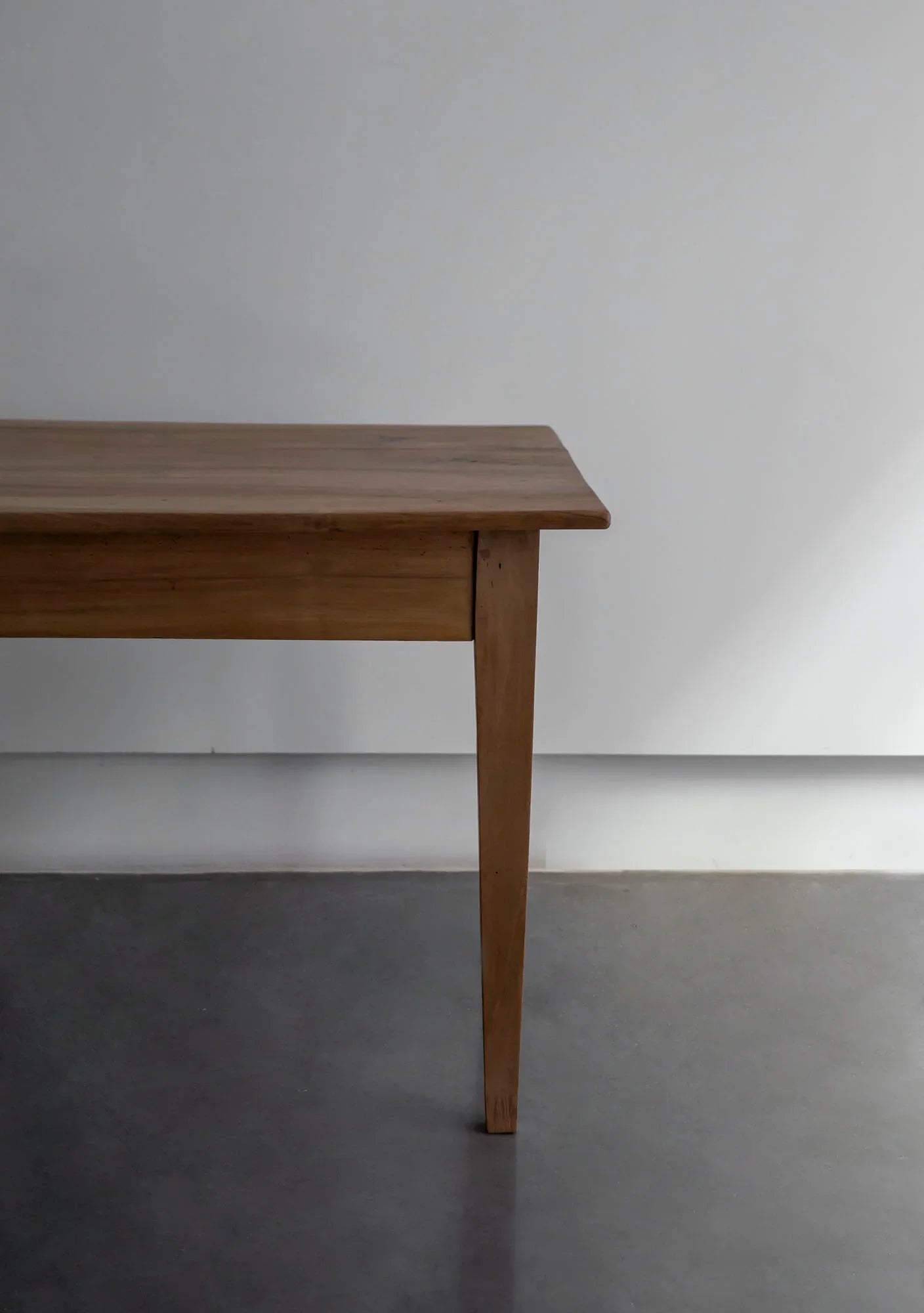 MESA DE COMEDOR EN NOGAL