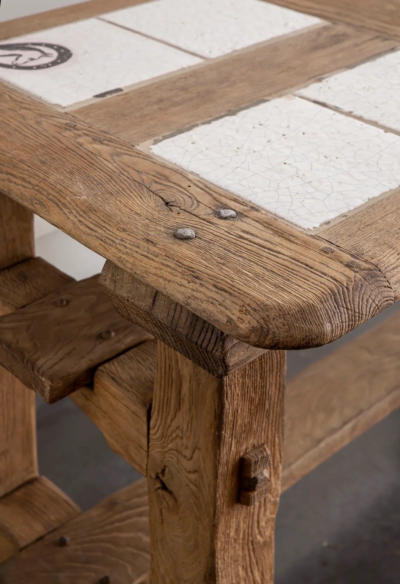 MESA DE ROBLE CON AZULEJOS