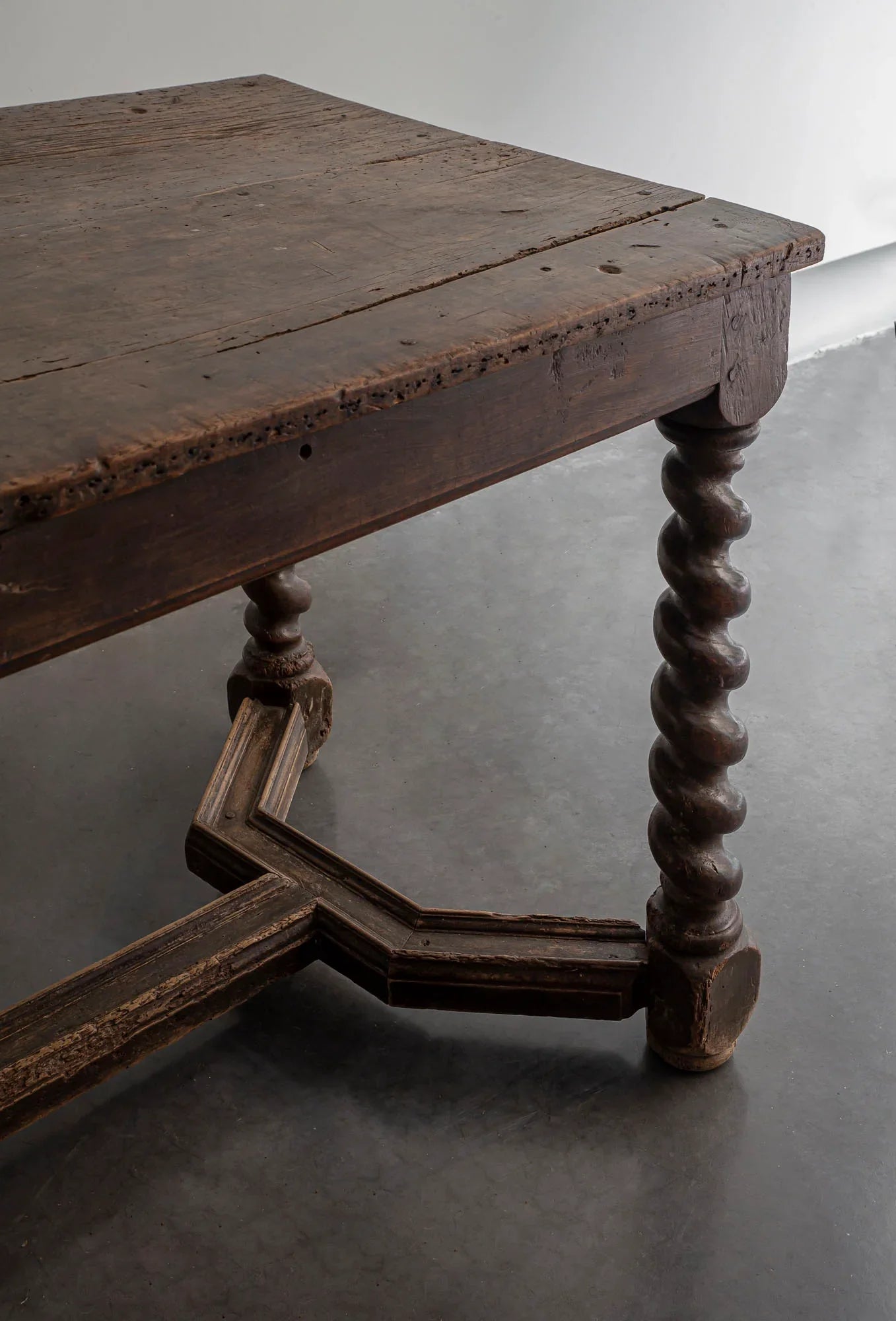 MESA TOSCANA CON PATAS SALOMÓNICAS