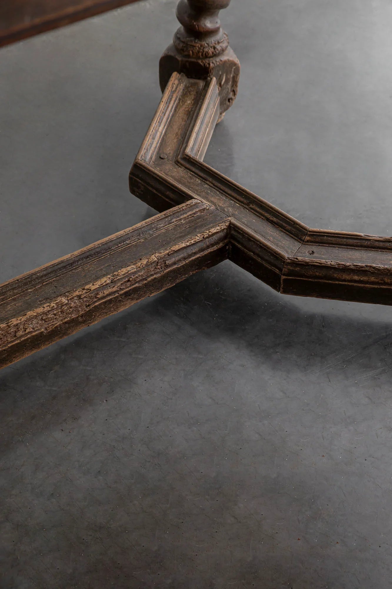 MESA TOSCANA CON PATAS SALOMÓNICAS