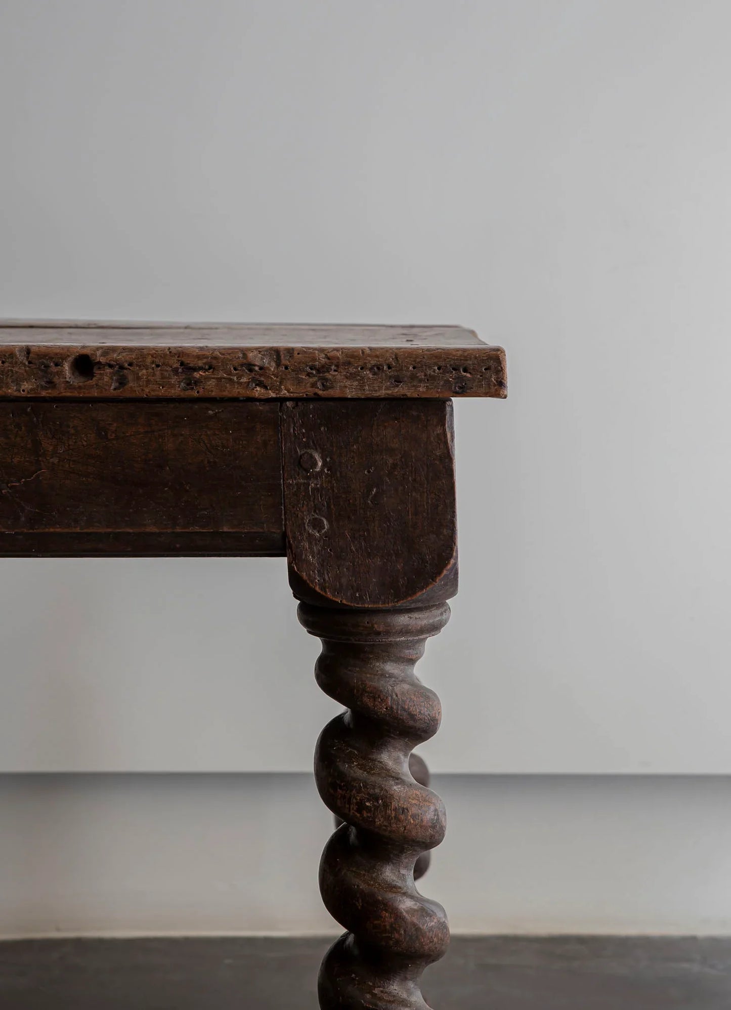 MESA TOSCANA CON PATAS SALOMÓNICAS