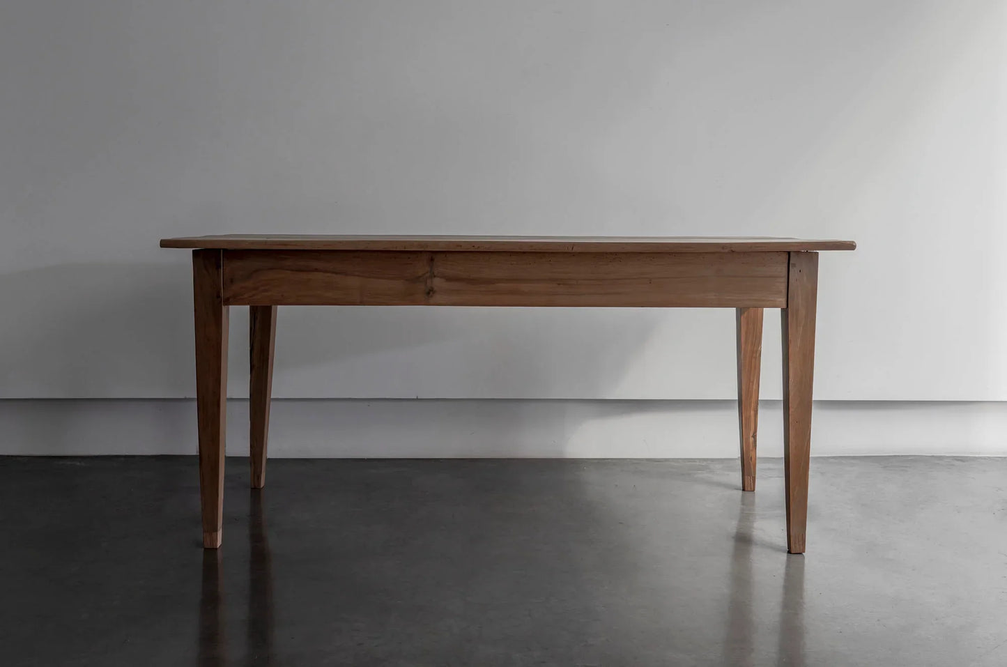 MESA DE COMEDOR EN NOGAL